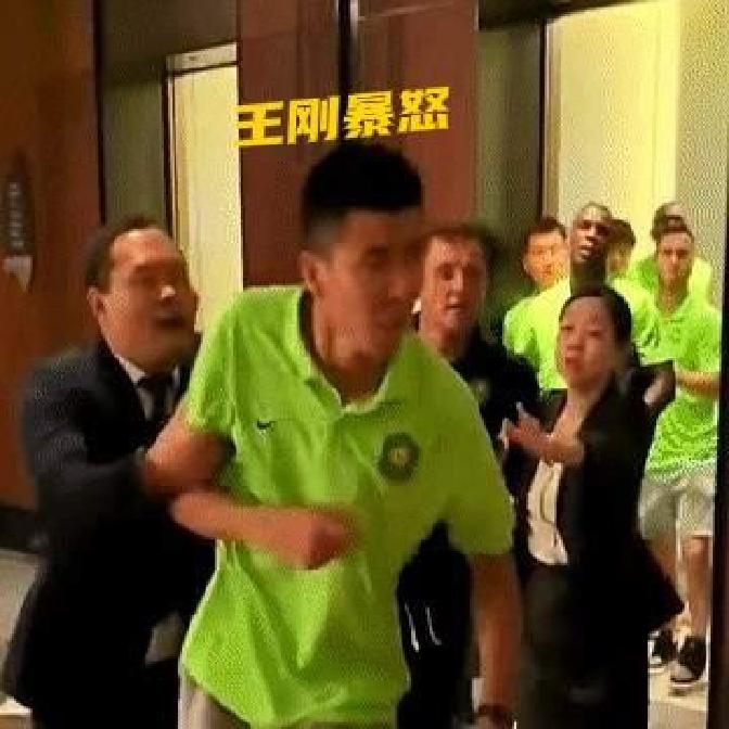 星空体育官网-关于愤怒球迷赛后暴怒，球队管理层紧急回应的信息